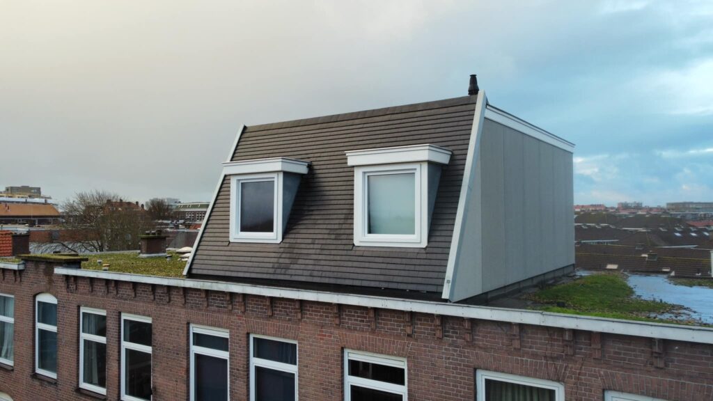 Dakkapel met bekleed zijpaneel en witte kozijnen