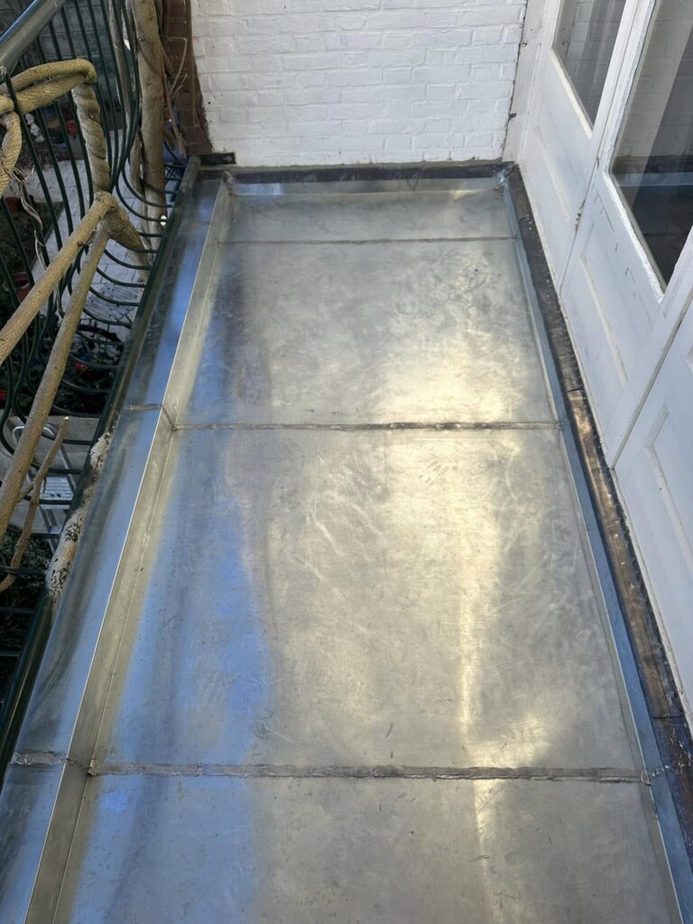 Inpandig balkon in de Bloemenbuurt na renovatie met nieuw zink
