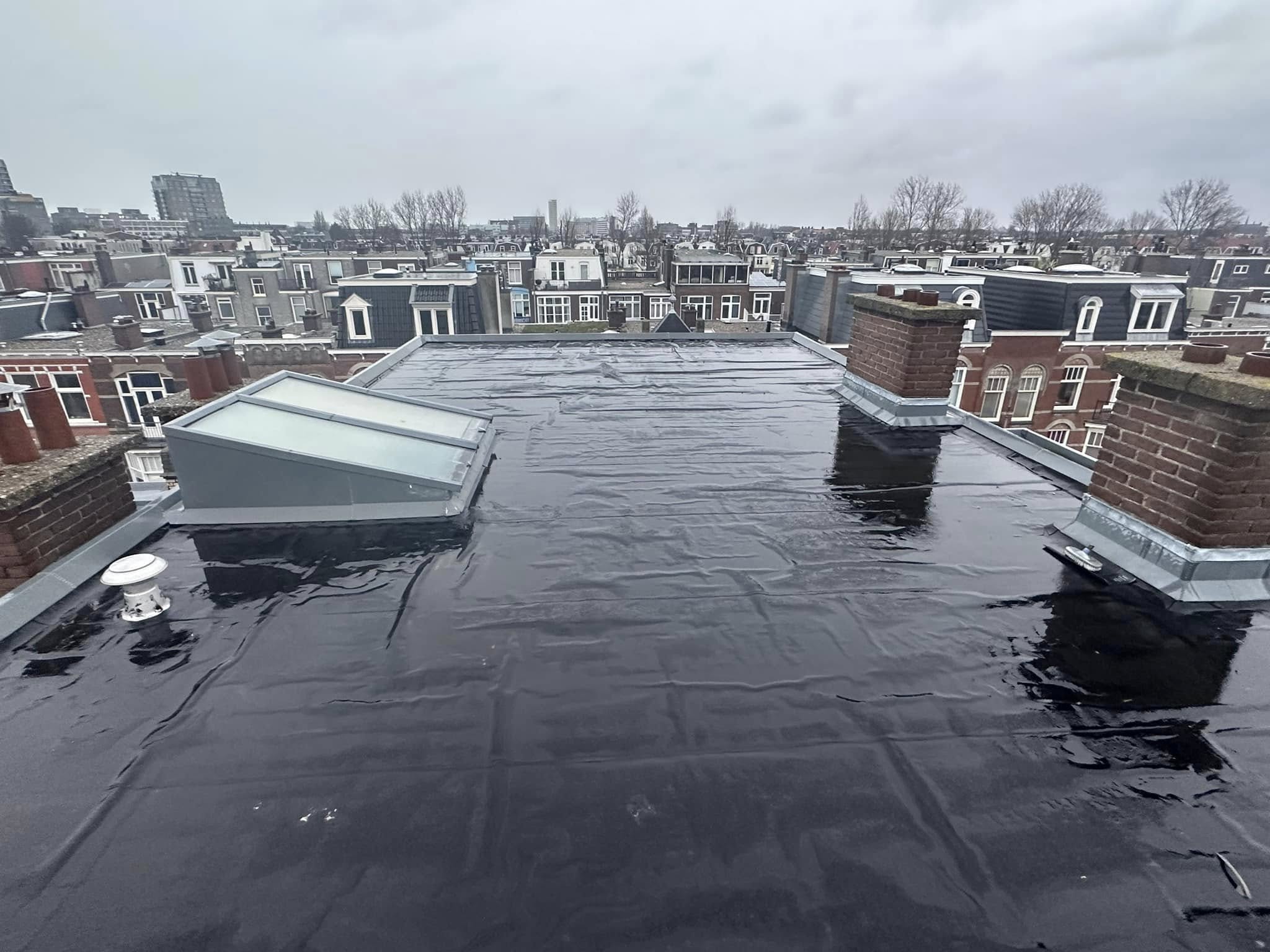 Nieuw bitumineus dak met dakisolatie in Duinoord