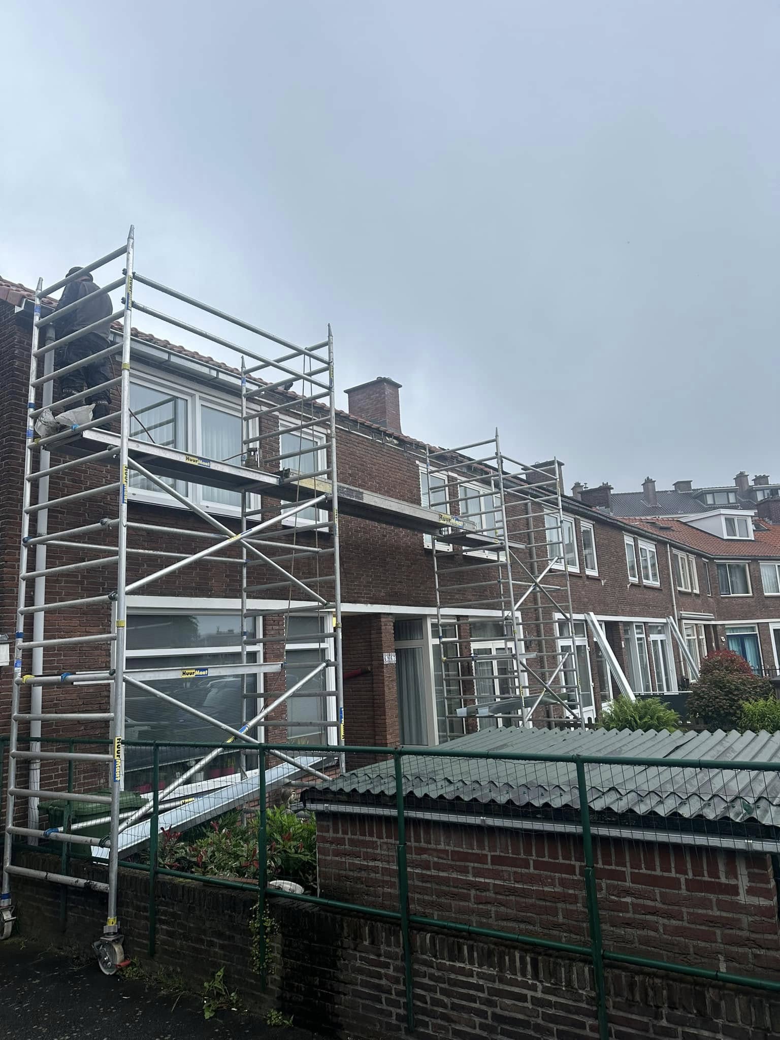 Steigers voor het vernieuwen van zinken dakgoten in Leyenburg
