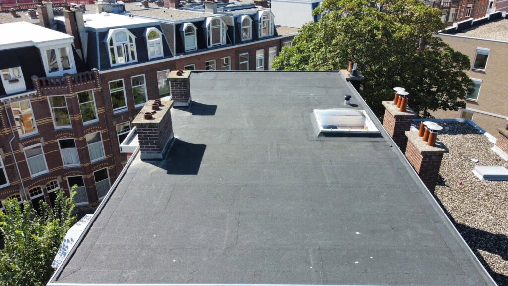 Schoorsteen met nieuwe zinken kraag en dakkapellen in Duinoord